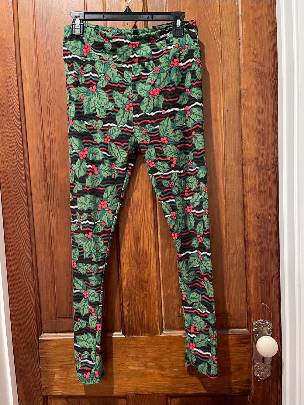 LuLaRoe Green Holly & Red Berry Holiday Leggings